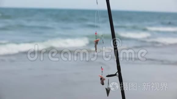 海水在沙滩上冲浪或钓鱼竿视频