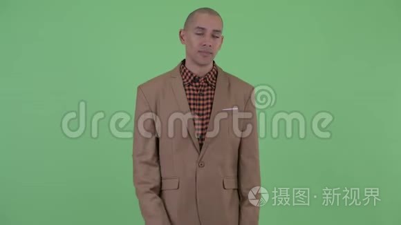 悲伤的秃头多民族商人交叉双臂