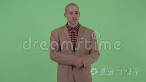 愤怒的秃头多民族商人交叉双臂