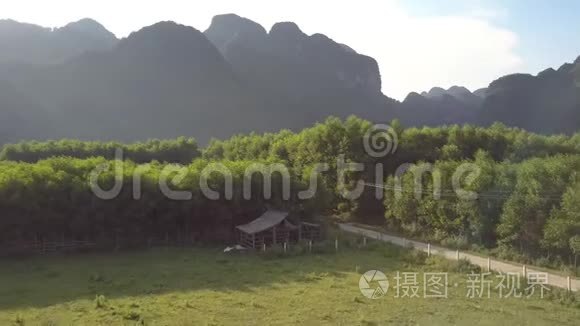 坐落在小树林和小镇的山峦上视频