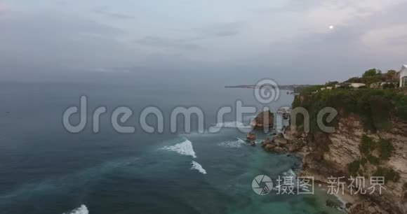 巴厘岛的岩石海岸线，有巨大的悬崖和泡沫般的海浪，4K