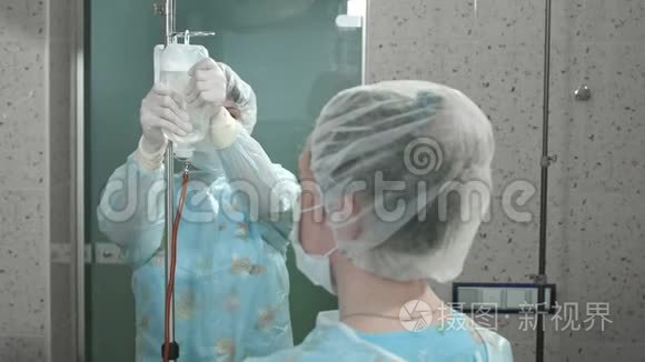 护士帮助外科医生团队进行手术视频