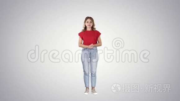 随意迷人的女性主持人Puching想象按钮在想象屏幕上的梯度背景。