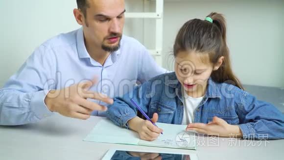 私人家庭教师帮助小女孩学习视频