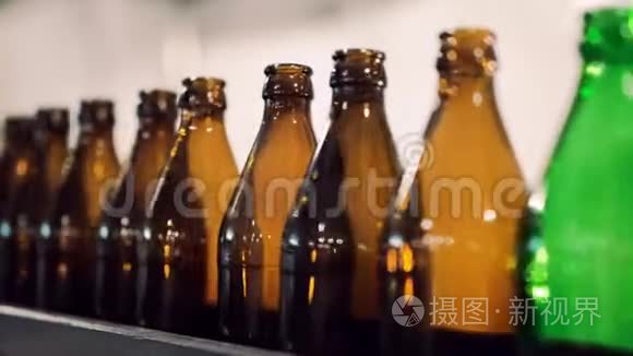 空啤酒瓶放在康维林生产线上视频