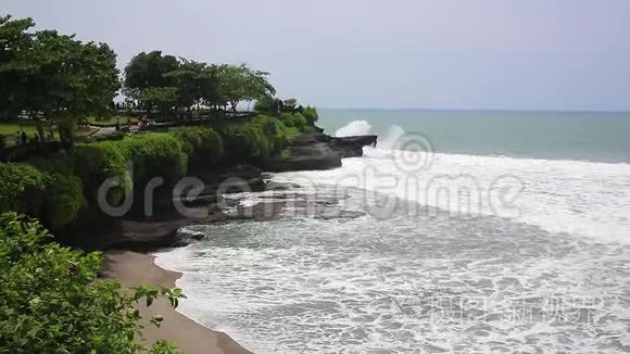 鸟瞰傍晚海面，平静的海浪在岩石海岸翻滚. 令人惊叹的高悬崖之上的海洋和