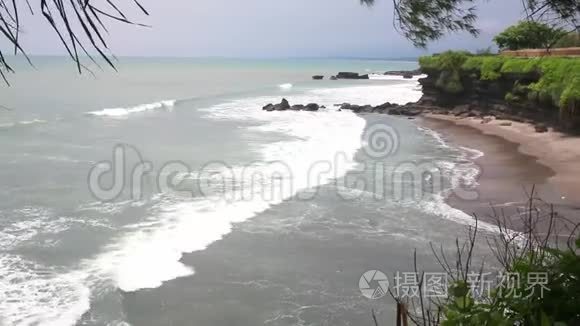 鸟瞰傍晚海面，平静的海浪在岩石海岸翻滚. 令人惊叹的高悬崖之上的海洋和