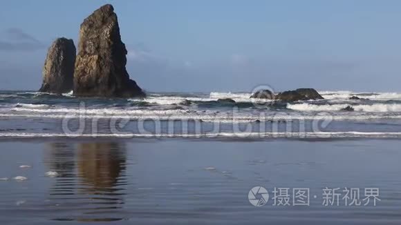 沿俄勒冈州海岸的太平洋海浪视频