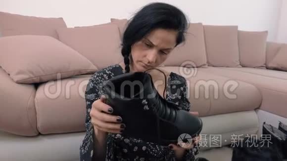 穿新黑靴子的女人视频