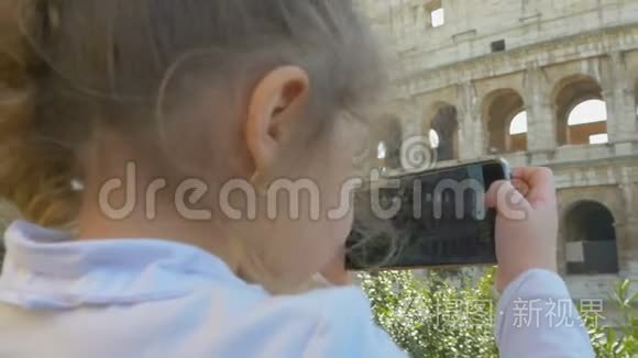 罗马竞技场附近可爱的小女孩视频