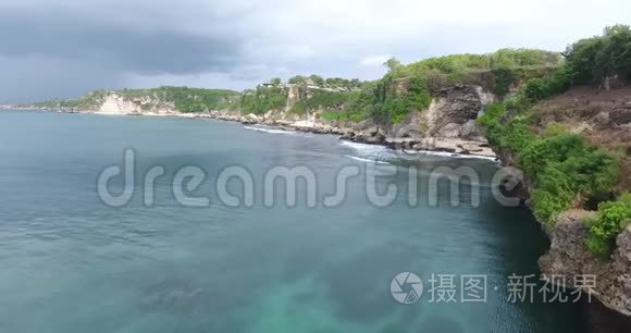 巴厘岛的海岸，有巨大的岩石和高大的悬崖，热带岛屿，波浪状的海洋，4k