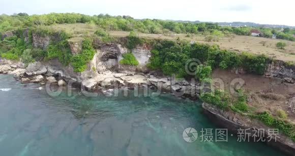 巴厘岛海岸的足迹，巨大的悬崖和海浪撞击，4k