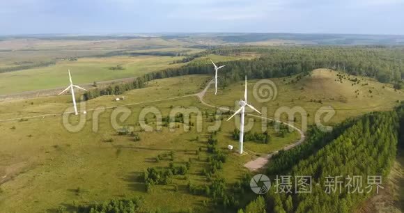 绿色可再生能源理念.. 风力涡轮机旋转的鸟瞰图。 俄罗斯。 风驱动的复印机视图