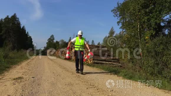 森林官员封锁了森林道路视频