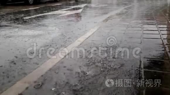 落在城市沥青和人行道上的雨视频