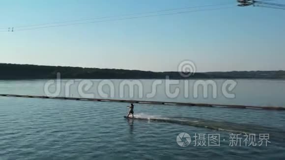 女孩守夜人骑着湖水。 湖中索道的航拍镜头..