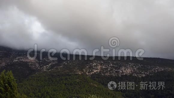 山上的暴风雨天气视频