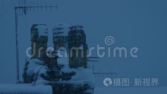 暴风雨的夜晚，烟囱被雪覆盖