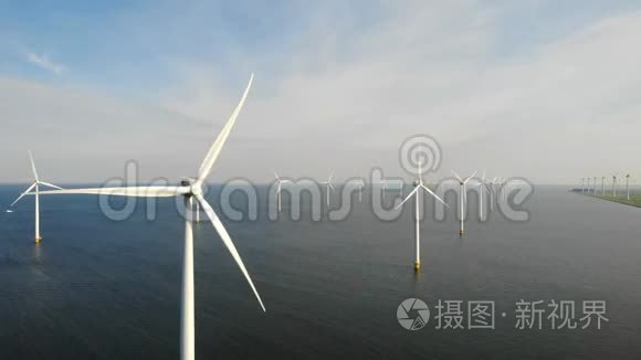 从空中观看风力涡轮机，在韦斯特梅尔迪克的windpark看到无人驾驶飞机，这是一个风车农场塞尔梅尔湖最大的风车农场