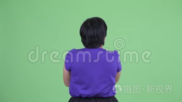 年轻超重亚洲女性手指的后视图视频