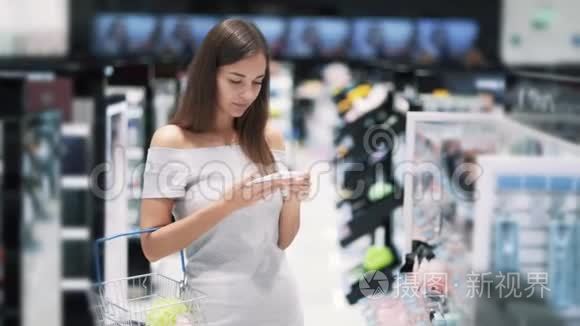 美丽的女孩在化妆品店购物，接电话，慢动作