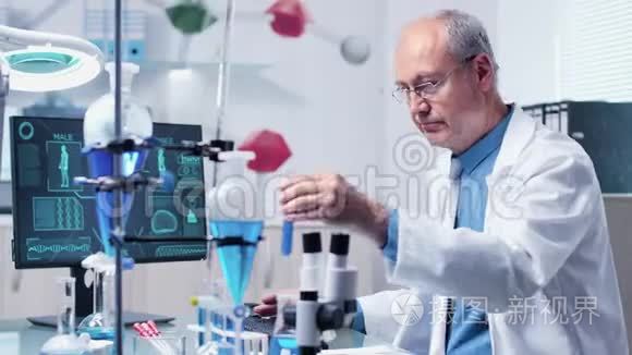 在现代和高端的实验室里，60多岁的医生正在用蓝色样品观察不同的试管