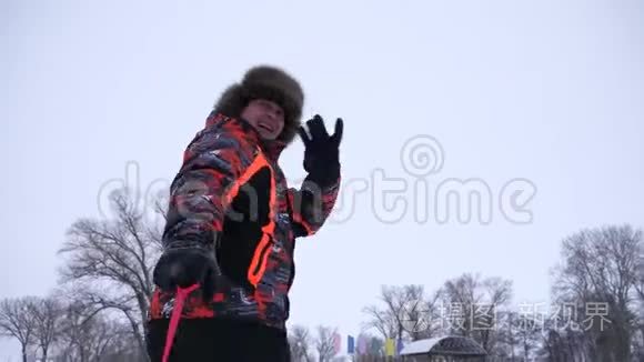 快乐的旅行者在冬天玩耍和雪橇。 度假村的冬季旅游。 年轻的一家人在冬天的雪堆里玩雪橇