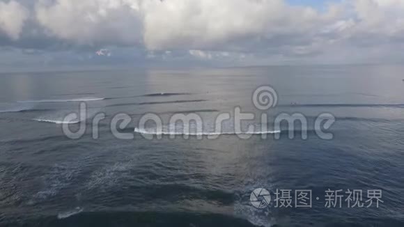 海浪和冲浪板上的人的空中拍摄视频