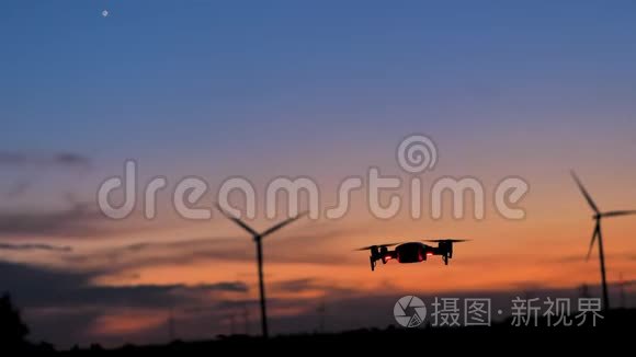 无人机飞去拍摄照片和视频在黄昏的日落黑暗和谷物处理