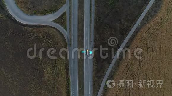 车载全球定位系统跟踪高速公路越野车鸟瞰图