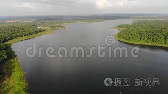 乡村大河水库大坝的鸟瞰风景