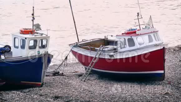 海滩上的钓鱼船视频
