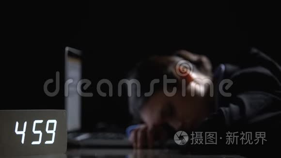 穿西装的睡美人关掉闹钟，深夜躺在笔记本电脑上