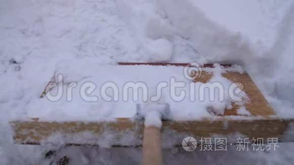 一种铲雪的景象视频