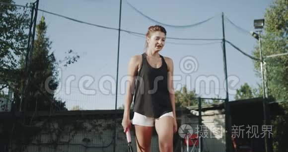 特写一个零星的女人用网球拍打球，在网球场上很专业。