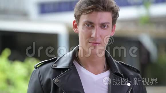 年轻英俊的叛逆青年在户外微笑视频