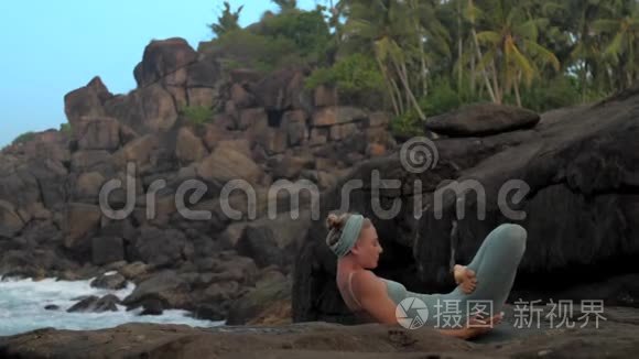 瑜伽老师在岸上慢动作进入马岛视频