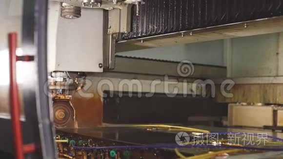 玻璃的形状在机器上切割视频