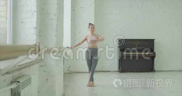 芭蕾舞演员在舞蹈室练习发展视频