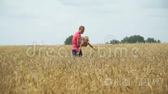 有父亲的小女孩在田野里嬉戏视频