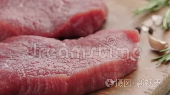 生牛肉牛排放在木板上。投中弹