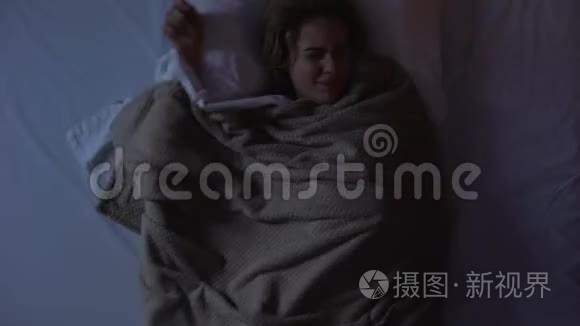 女人在床上辗转反侧，因为外面的噪音而无法入睡