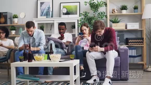 千禧一代在家使用智能手机，享受社交媒体上网