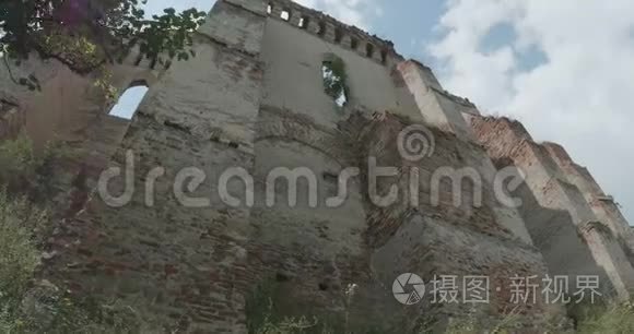 沿着城堡的废墟行走视频