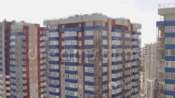 城市住宅多层建筑的鸟瞰图。 摄像机在哈尔科夫市的房屋周围