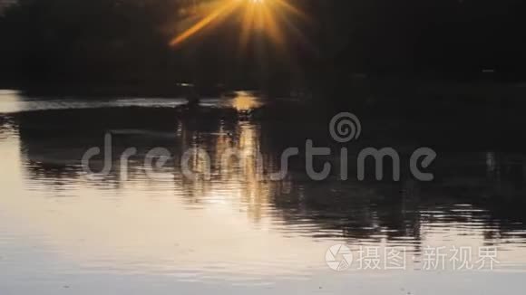 日落湖边小船度假生活背景幸福视频