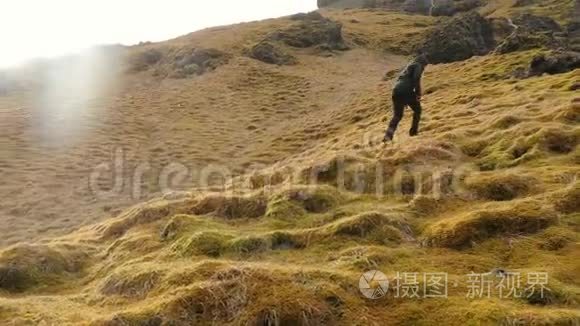 在冰岛登山视频