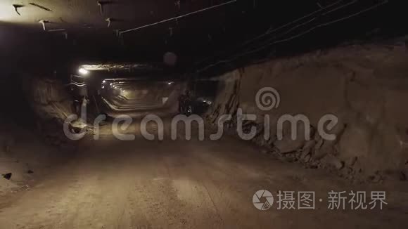 矿工乘坐地下交通工具视频