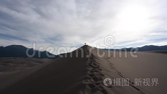 女子在沙丘远足特沃德相机视频