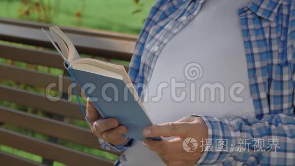 一个在公园看书的老人